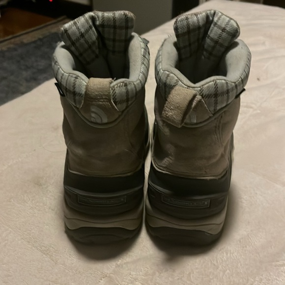 The North Face winter boots for women size 8. - Picture 3 of 3